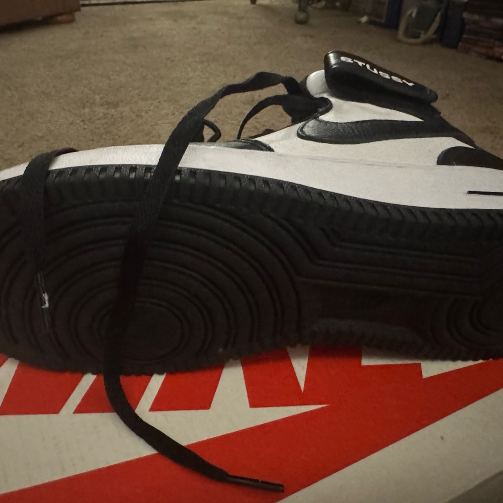 Nike Black and White Sneakers - Picture 4 of 5